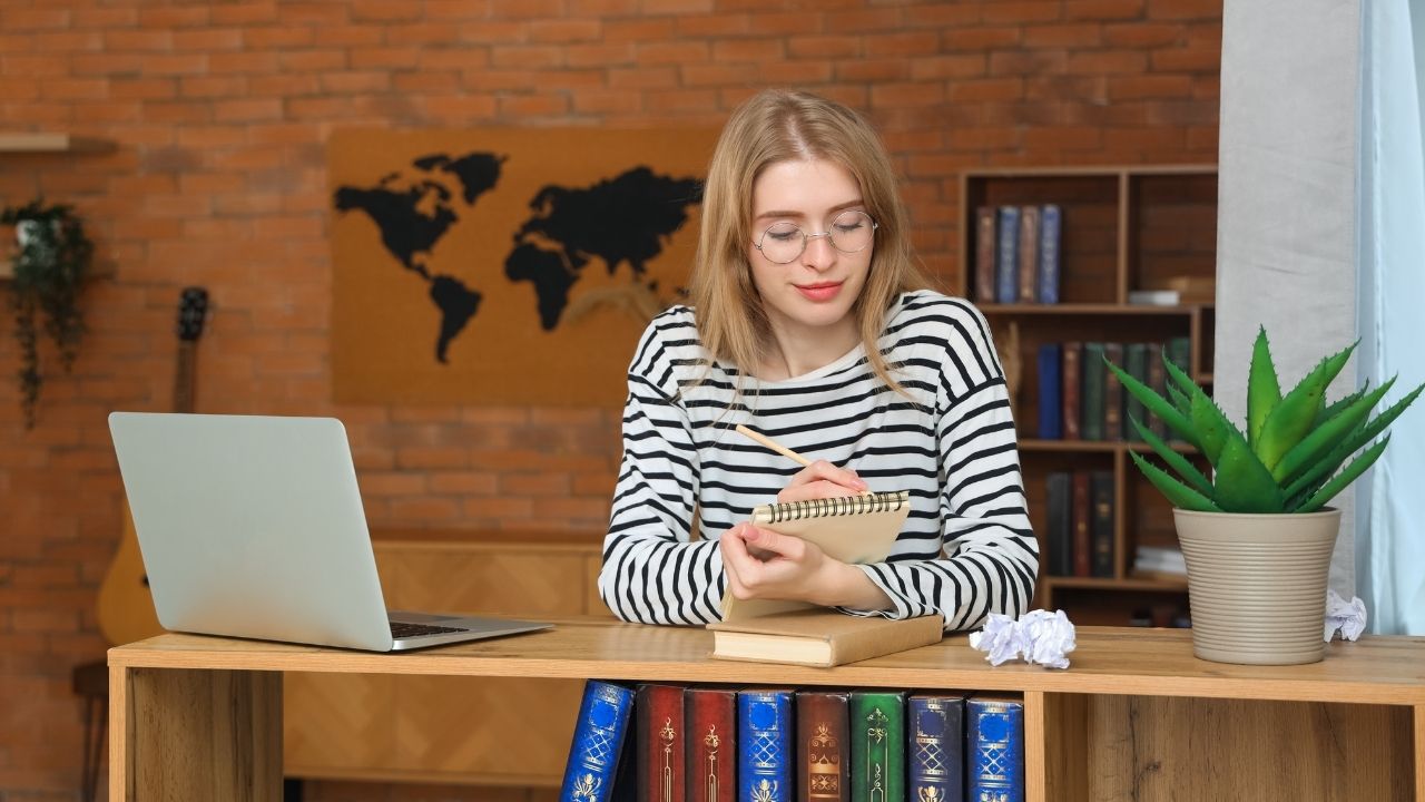 Kitabınız Raflarda mı? Yazarlar İçin Kapsamlı Tanıtım ve PR Rehberi