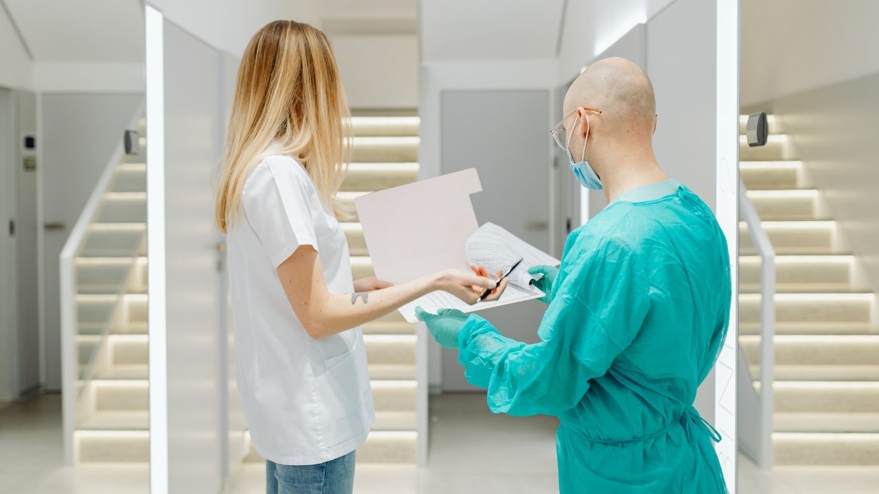 Sağlık Profesyonelleri İçin Medya Görünürlüğü: Uzmanlık Nasıl Duyurulur?